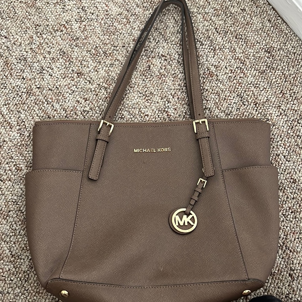 Great condition Michael Kors Jet set Large Tote